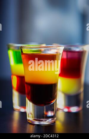 Drei alkoholische mexikanische Schüsse für Party in bar.Gläser mit bunten Alkoholisches Getränk im Restaurant Stockfoto