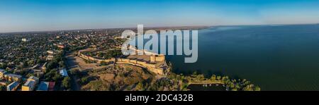 Luftpanorama der mittelalterlichen Festung Akkerman an sonnigen Tagen in Belgorod Dnestrovsky, Ukraine. Stockfoto