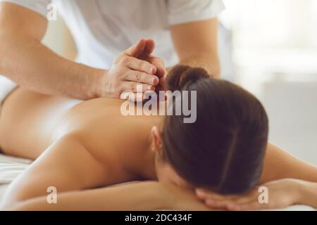 Hände von professionellen Chiropraktiker machen manuelle entspannende Massage für die Frau Stockfoto