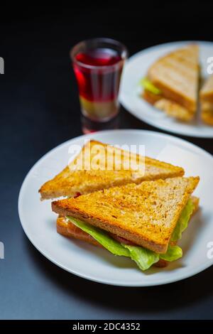 Köstliche Club Sandwiches zum Mittagessen auf dem Tisch im Café serviert Stockfoto