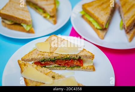 Teller mit Club-Sanwiches für Snack.leckere Snacks mit natürlichen zubereitet Zutaten im Café.mediterrane exotische getrocknete Tomaten in getoasteten serviert Stockfoto