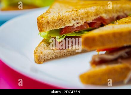 Leckere Club Sandwiches auf weißem Teller. Fast Food Snacks serviert Mittagessen im Restaurant Stockfoto