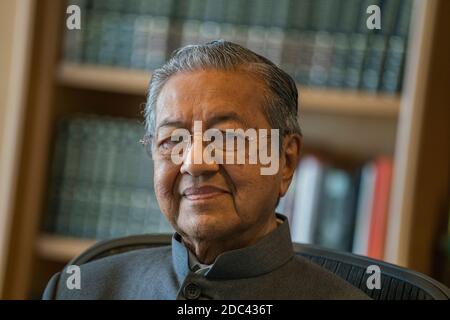 Tun dato' Seri Dr. Mahathir bin Mohamad ist ein malaysischer Politiker, der von 1981 bis 2003 der vierte Premierminister von Malaysia war und ihn damit am längsten amtierende Inhaberin dieses Amtes machte. Er initiierte die Regierung, die Wanderarbeiter von Bangladesch nach Malaysia zu verlegen. Stockfoto