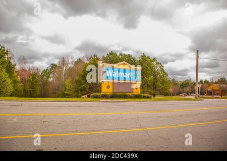 Snellville, GA / USA - 03 13 20: Blick auf Walmart Straßenschild Stockfoto