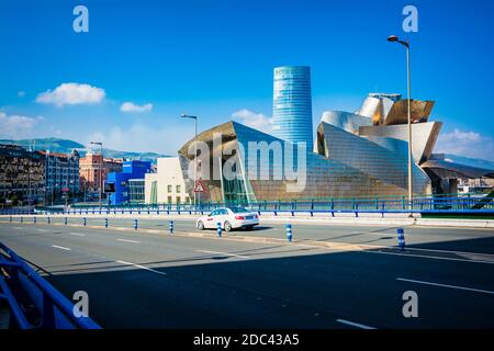 La Salve-Brücke, Guggenheim-Museum und Iberdrola-Turm. Bilbao, Biskaya, Baskenland, Spanien, Europa Stockfoto