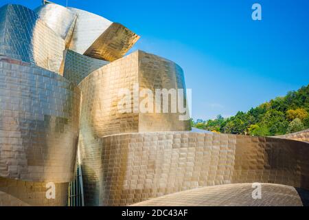Detail der Fassade. Das Guggenheim Museum Bilbao ist ein Museum für moderne und zeitgenössische Kunst, das vom kanadisch-amerikanischen Architekten Frank Gehry, Bil, entworfen wurde Stockfoto
