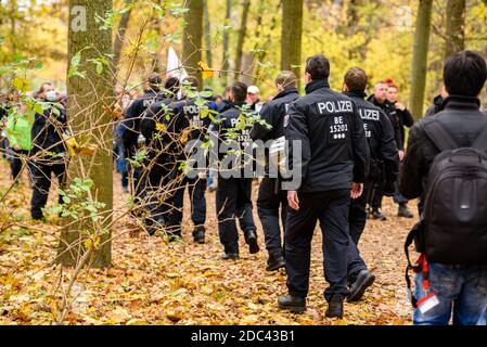 Berlin, Deutschland. November 2020. Deutschland, Berlin, 18. November 2020: Polizei und Protestierende sind in Tiergarten zu sehen, nachdem heterogene Gruppen um Corona-Leugner, Verschwörungstheoretiker und Rechtsextremisten den Zugang zu deutschen Regierungsgebäuden blockiert haben. Sowohl Bundestag als auch Bundesrat stimmen am 18. November 2020 über geplante neue Regelungen des Infektionsschutzgesetzes ab. (Foto: Jan Scheunert/Sipa USA) Quelle: SIPA USA/Alamy Live News Stockfoto