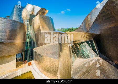 Detail der Fassade. Das Guggenheim Museum Bilbao ist ein Museum für moderne und zeitgenössische Kunst, das vom kanadisch-amerikanischen Architekten Frank Gehry, Bil, entworfen wurde Stockfoto