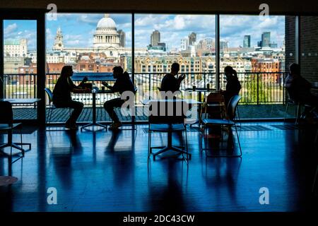 Blick vom Restaurant und dem nach Norden gerichteten Aussichtbereich auf die Tate Modern am South Bank in London Stockfoto