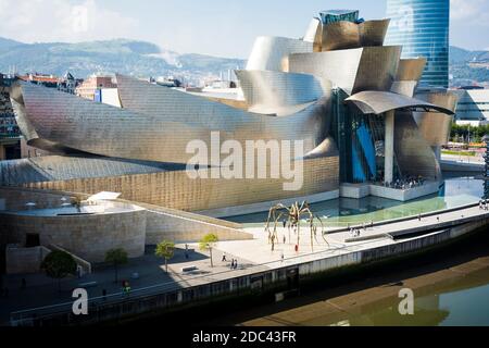 Das Guggenheim Museum Bilbao ist ein Museum für moderne und zeitgenössische Kunst, entworfen vom kanadisch-amerikanischen Architekten Frank Gehry, Bilbao, Biscay, Basque Co Stockfoto