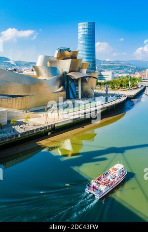 Das Guggenheim Museum Bilbao ist ein Museum für moderne und zeitgenössische Kunst, entworfen vom kanadisch-amerikanischen Architekten Frank Gehry, Bilbao, Biscay, Basque Co Stockfoto