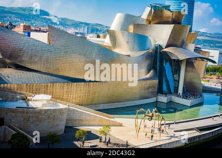 Das Guggenheim Museum Bilbao ist ein Museum für moderne und zeitgenössische Kunst, entworfen vom kanadisch-amerikanischen Architekten Frank Gehry, Bilbao, Biscay, Basque Co Stockfoto