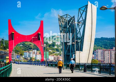 La Salve Brücke über die Mündung von Bilbao. Im Jahr 2006 wurde eine rote Veranda von dem französischen Künstler Daniel Buren, Gewinner des Wettbewerbs von der ins Leben gerufen entworfen Stockfoto