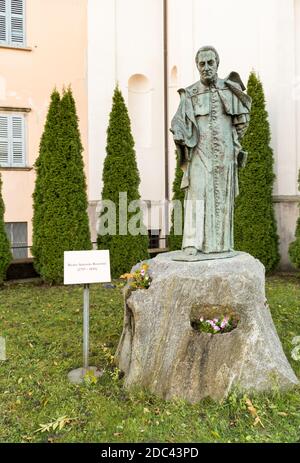 Denkmal für Beato Antonio Rosmini in der Nähe des Heiligtums des Kruzifixes auf dem heiligen Berg Kalvarienberg auf dem Mattarella Hügel, Domodossola, Piemont, Italien Stockfoto