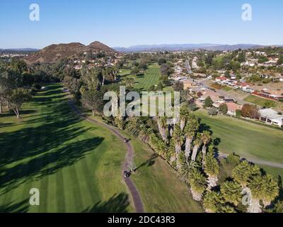 Luftaufnahme des Golfs in gehobener Wohngegend während der Herbstsaison, Rancho Bernardo, San Diego County, Kalifornien. USA. Stockfoto