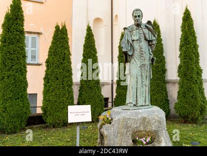 Denkmal für Beato Antonio Rosmini in der Nähe des Heiligtums des Kruzifixes auf dem heiligen Berg Kalvarienberg auf dem Mattarella Hügel, Domodossola, Piemont, Italien Stockfoto