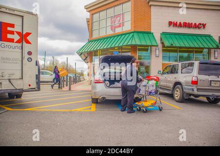 Snellville, GA / USA - 03 13 20: Blick auf eine Frauenpanik beim Einkaufen in Walgreens Stockfoto