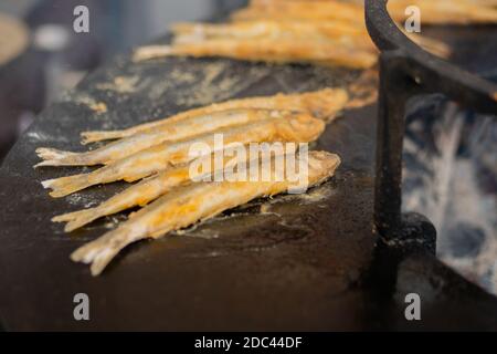 Prozess des Kochens europäischer gerochen Fisch auf schwarz auf Food Festival: Close up Stockfoto