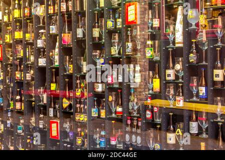 Brügge, Belgien - 10. April 2016: Bierwand in Brügge Bar mit verschiedenen Flaschen und Gläsern Stockfoto