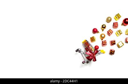 Warenkorb mit Neujahr und weihnachtsgeschenke. weihnachts-Layout auf weißem Hintergrund Stockfoto