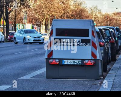 München, Bayern, Deutschland. November 2020. Ein Beispiel für einen der neueren Modelle autonomer Blitzer-Anhänger, die in München erscheinen. Typischerweise werden die Anhänger von Firmen wie Vitronic aus Wiesbaden hergestellt und kosten über 120,000 Euro. Die Geräte sind gegen Vandalismus geschützt und mit Alarmen ausgestattet. Darüber hinaus nutzen die Anhänger die neueste Lasertechnologie, um das exakte Geschwindigkeitsfahrzeug sowie Größe und Klasse zu lokalisieren. Die Geräte sind besonders nützlich bei Verkehrsbedingungen, die für das Polizeipersonal zu unsicher sind. (Bild: © Sachelle Babbar/ZUM Stockfoto