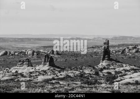 Monochromes Foto der Moabiter Landschaft, von den Fenstern aus gesehen Sektion des Archers National Park, gefüllt mit seltsamen Felssäulen Stockfoto