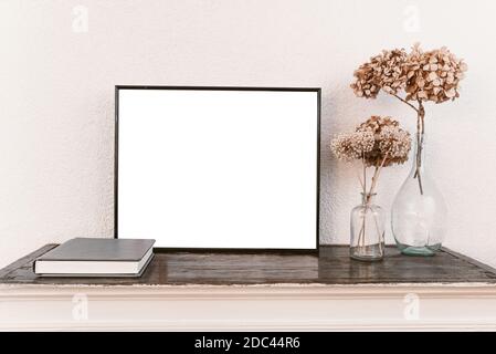 Leerer Bilderrahmen auf Holzregal. Rahmenmodell. Stockfoto