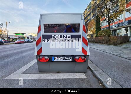 München, Bayern, Deutschland. November 2020. Ein Beispiel für einen der neueren Modelle autonomer Blitzer-Anhänger, die in München erscheinen. Typischerweise werden die Anhänger von Firmen wie Vitronic aus Wiesbaden hergestellt und kosten über 120,000 Euro. Die Geräte sind gegen Vandalismus geschützt und mit Alarmen ausgestattet. Darüber hinaus nutzen die Anhänger die neueste Lasertechnologie, um das exakte Geschwindigkeitsfahrzeug sowie Größe und Klasse zu lokalisieren. Die Geräte sind besonders nützlich bei Verkehrsbedingungen, die für das Polizeipersonal zu unsicher sind. (Bild: © Sachelle Babbar/ZUM Stockfoto