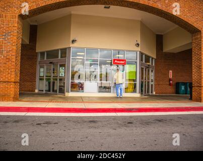 Snellville, GA / USA - 03 13 20: Blick auf einen Mann an einem Geldautomaten Stockfoto