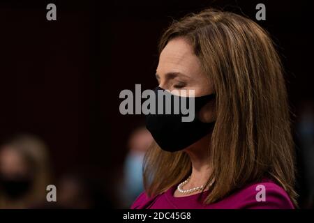 Washington, District of Columbia, USA. Oktober 2020. Richterin Amy Coney Barrett hört während ihrer Bestätigungsverhandlung des Justizausschusses des Senats auf dem Capitol Hill am 12. Oktober 2020 in Washington, DC Kredit: Alex Edelman/ZUMA Wire/Alamy Live News Stockfoto