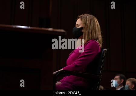 Washington, District of Columbia, USA. Oktober 2020. Richterin Amy Coney Barrett hört während ihrer Bestätigungsverhandlung des Justizausschusses des Senats auf dem Capitol Hill am 12. Oktober 2020 in Washington, DC Kredit: Alex Edelman/ZUMA Wire/Alamy Live News Stockfoto