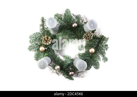 Adventskranz mit Tannenzweigen, grauen Kerzen, Zapfen und Weihnachtskugeln isoliert auf weißem Hintergrund, Kopierraum, Hochwinkelansicht von oben Stockfoto