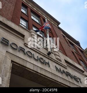 LONDON, Großbritannien - 24. JANUAR 2020: Schild am Eingang zum Borough Market Gebäude Stockfoto