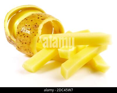 Geschälte Kartoffel mit rohen Pommes auf weißem Hintergrund isoliert Stockfoto