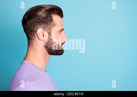 Profil Seite Foto von jungen schönen Mann zuversichtlich smart Look Leerer Raum auf blauem Hintergrund isoliert Stockfoto