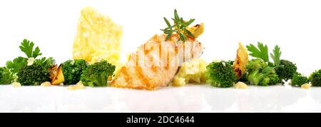 Gegrilltes Lachssteak mit Broccoli, Kartoffelpüree und Käsekracker - Panorama isoliert auf weißem Hintergrund Stockfoto