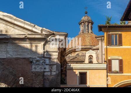 Vom Portico D'Ottavia aus die Kirchen Sant'Angelo in Pescheria und Santa Maria in Portico in Campitelli. Rom, Latium, Italien, Europa Stockfoto