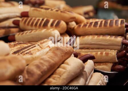 Geschirr aus dem Teig, Wurstteig. Hot Dogs in einem Croissant eingewickelt Stockfoto