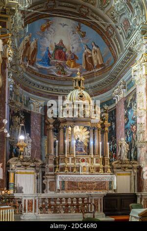 Innenraum der Santa Maria della Scala in Trastevere, Hochaltar und Seitenschiff. Rom, Latium, Italien, Europa Stockfoto