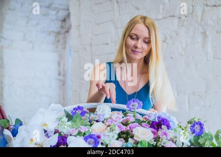 Florist großen floralen Korb mit Blumen Flower Shop Stockfoto