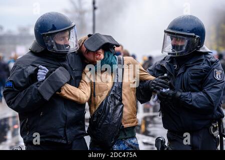 Berlin, Deutschland. November 2020. Ein Demonstrator wird von der Polizei vor dem Brandenburger Tor in Gewahrsam genommen, nachdem Demonstranten den Zugang zu den Gebäuden der Bundesregierung blockiert haben. Sowohl Bundestag als auch Bundesrat stimmen über geplante neue Regelungen des Infektionsschutzgesetzes ab. Quelle: Jan Scheunert/ZUMA Wire/Alamy Live News Stockfoto