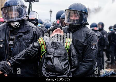 Berlin, Deutschland. November 2020. Ein Demonstrator wird von der Polizei vor dem Brandenburger Tor in Gewahrsam genommen, nachdem Demonstranten den Zugang zu den Gebäuden der Bundesregierung blockiert haben. Sowohl Bundestag als auch Bundesrat stimmen über geplante neue Regelungen des Infektionsschutzgesetzes ab. Quelle: Jan Scheunert/ZUMA Wire/Alamy Live News Stockfoto