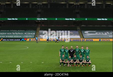 Kevin Long (links), Conor Hourihane, Torhüter Darren Randolph, Shane Duffy, Dara O'Shea, Ronan Curtis, James Collins, Jason Knight, Ryan Manning, Robbie Brady und Daryl Horgan stehen vor einem leeren Stadion vor dem Start während des UEFA Nations League-Spiels im Aviva Stadium, Dublin. Stockfoto