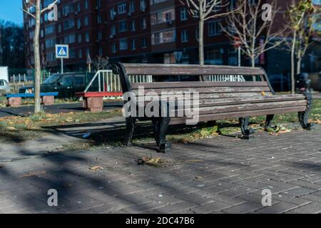 Bank im Park vor dem Haus Zeichen Fußgängerüberweg, Fliesenmauerwerk Stockfoto