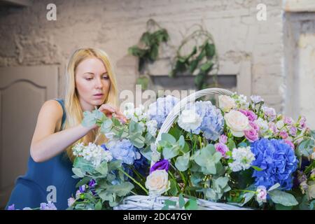 Florist großen floralen Korb mit Blumen Flower Shop Stockfoto