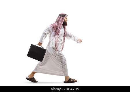 Ganzkörperaufnahme eines saudi-arabischen Mannes mit Eine Aktentasche, die isoliert auf weißem Hintergrund läuft Stockfoto