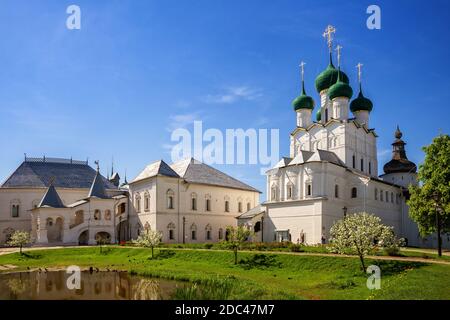 Rostow Kreml, die Kirche St. Johannes der Evangelist und die Rote Kammer. Rostow Weliki, Jaroslawl Region, Goldener Ring Russlands Stockfoto