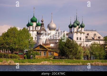 Kuppeln des Rostower Kremls. Blick vom Nero See. Rostow Weliki, Jaroslawl Region, Goldener Ring Russlands Stockfoto