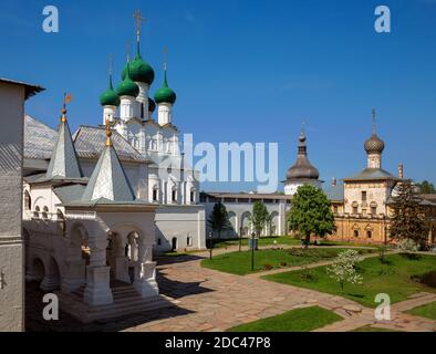 Bischöfe Gericht von Rostov Kreml, Kirche St. Johannes der Theologe, Kirche Hodegetria und Rote Kammer. Rostow Weliky, Jaroslawl Region, Goldener Ring Stockfoto