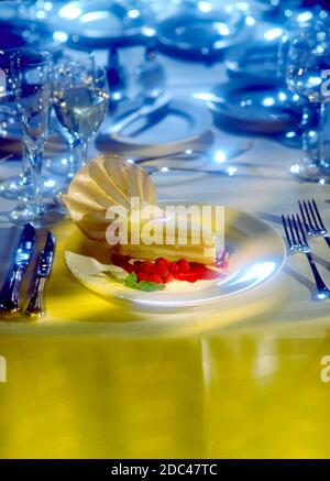 Einzelne Scheibe Torte geschichteten Kuchen mit Vanillecreme Vereisung mit Himbeeren in der dramatischen vertikalen Foto. Formelle Einstellung. Stockfoto